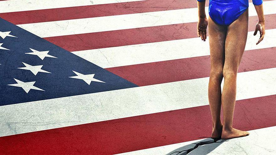 Póster del documental &#039;Athlete A&#039; de Netflix, con una gimnasta sobre la bandera de Estados Unidos.