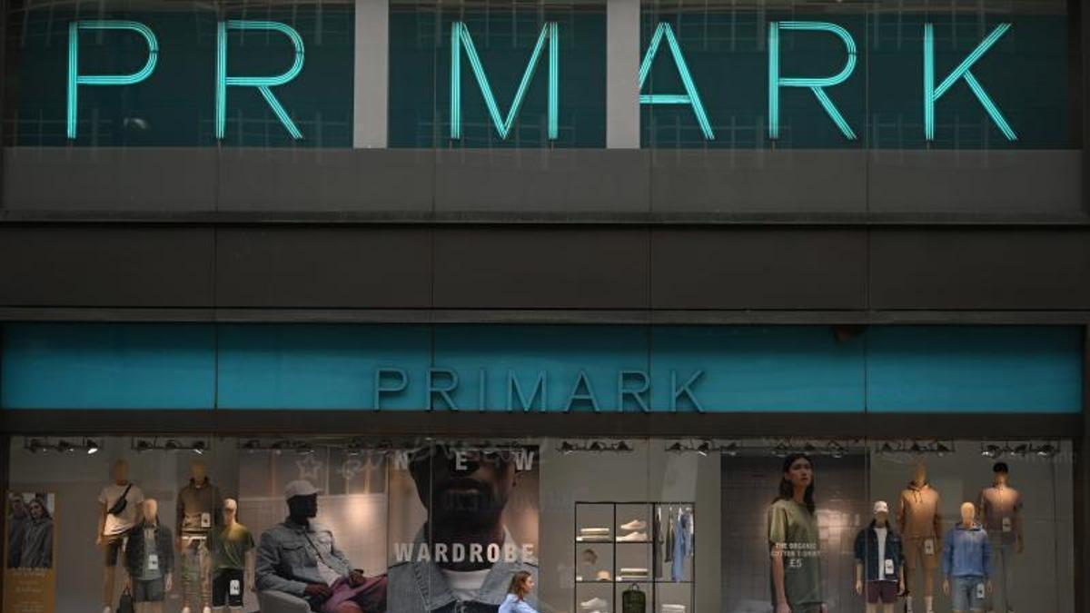 Mañana habrá colas kilométricas en Primark para hacerse con la colección de Mickey Mouse y sus amigos: desde pijamas hasta bolsos con las icónicas orejas de ratón