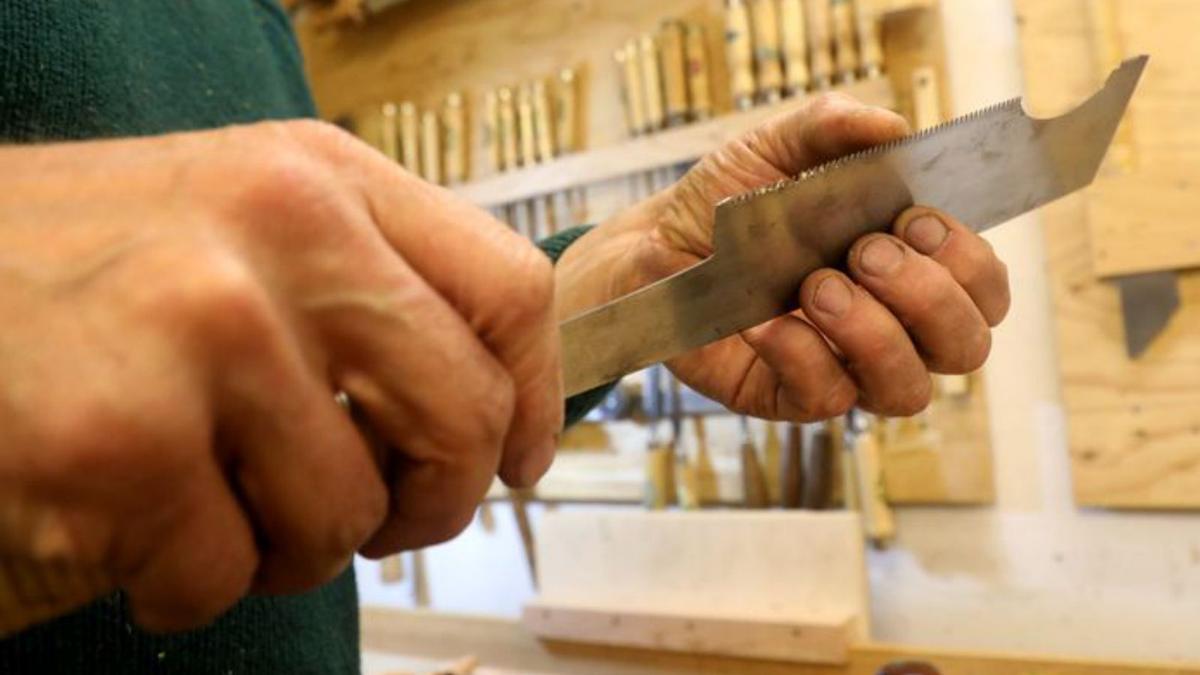 Frank Buschmann, en su taller de Corcubión.