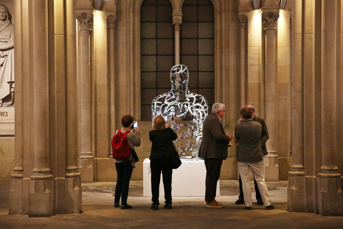 El edificio histórico de la UB estrena escultura de Jaume Plensa