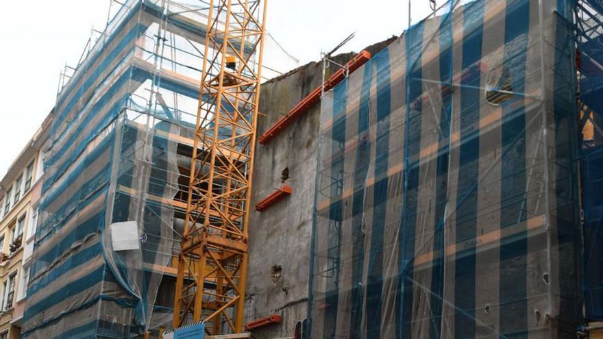 Obra del edificio de pisos municipales de Pontejos, ayer.   | // VÍCTOR ECHAVE