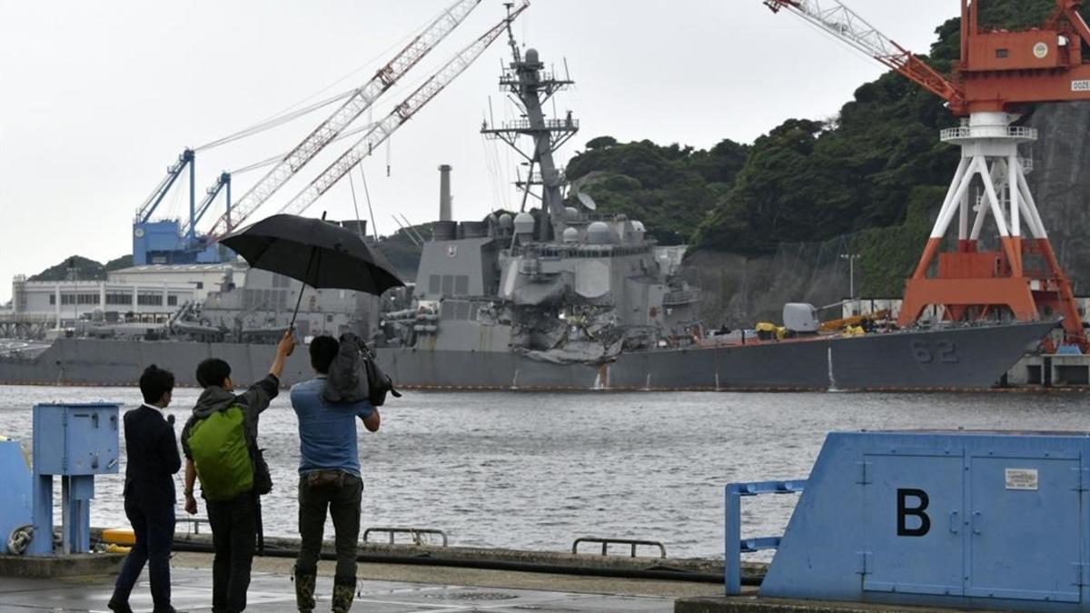 Periodistas japoneses graban los daños en el 'USS Fitzgerald' tras la colisión, en la base naval de Yokosuka, al sur de Tokio, el 18 de junio.