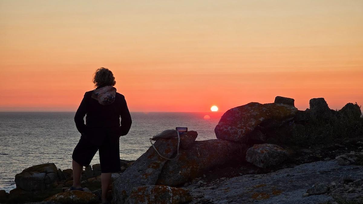 Participante en una jornada del programa Sálvora Starlight que presenciaron la puesta de sol desde el faro y conocieron los secretos que encierra el firmamento.