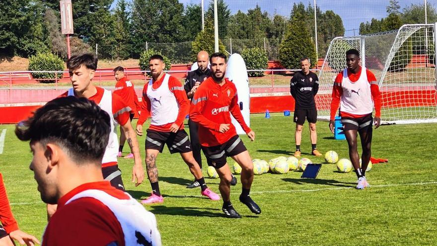 Pablo Insua, en el centro, durante el entrenamiento de ayer del Sporting. | Á. C.