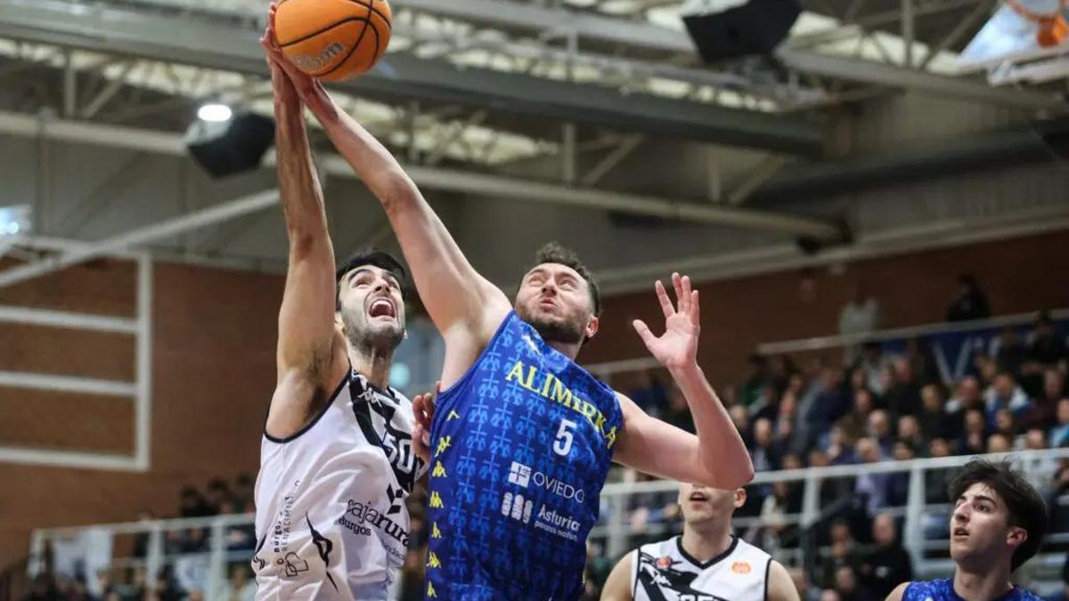 Loic Mernuge, durante un partido con el Alimerka Oviedo Baloncesto.