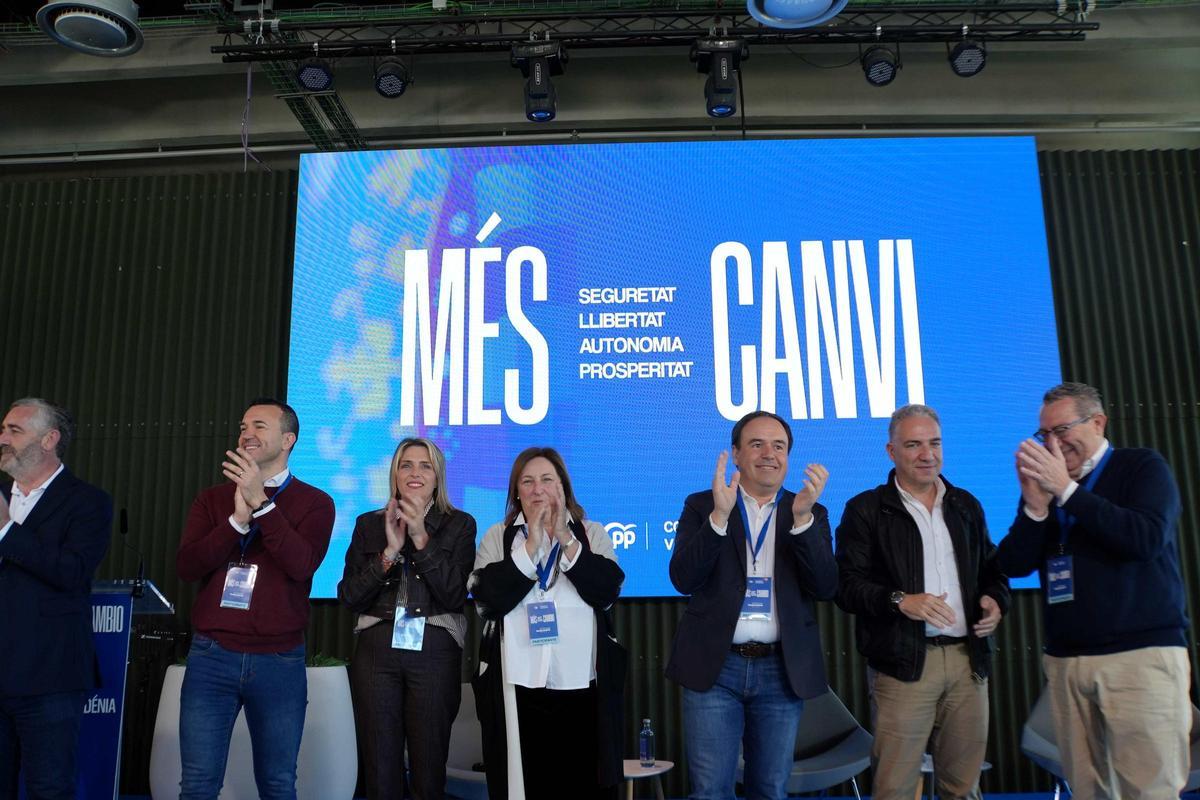 Llorca y los dirigentes provinciales del PPCV, en Dénia.