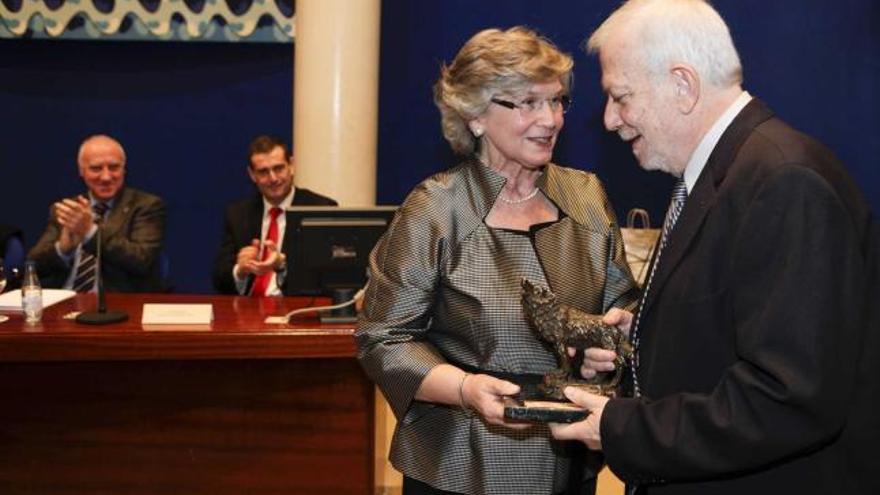 Nélida Gómez, con el doctor Francisco Ortega, durante el acto de entrega del galardón «Lúpicos de Asturias».