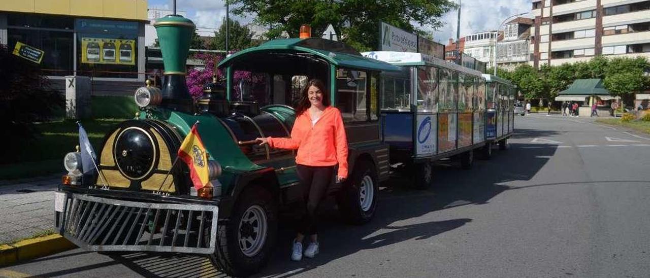 Paula Fernández regenta el tren turístico de Vilagarcía desde hace ocho años. // Noé Parga