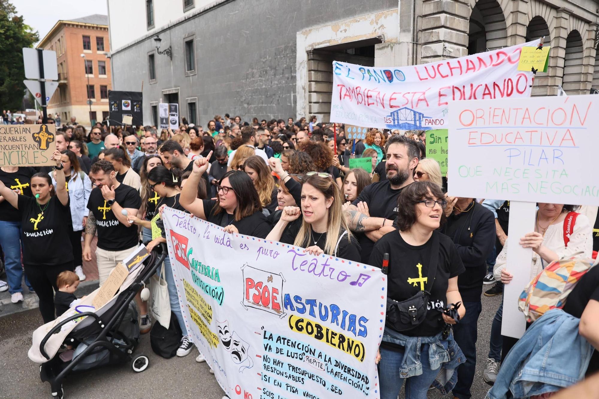 EN IMÁGENES: La gran movilización de profesores de este domingo en Oviedo