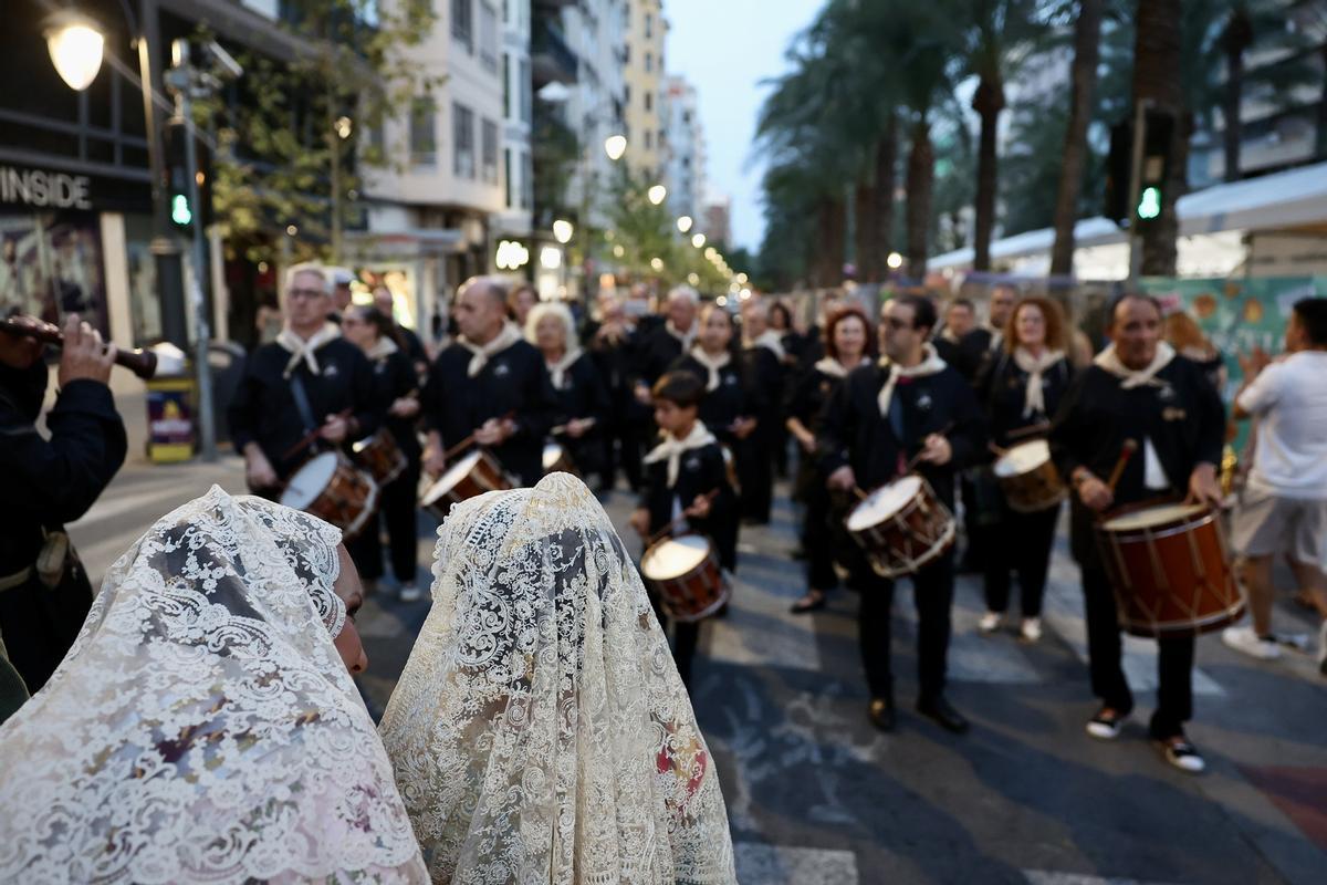 Primera sesión de la Ofrenda en las Hogueras de Alicante con mucha presencia fallera