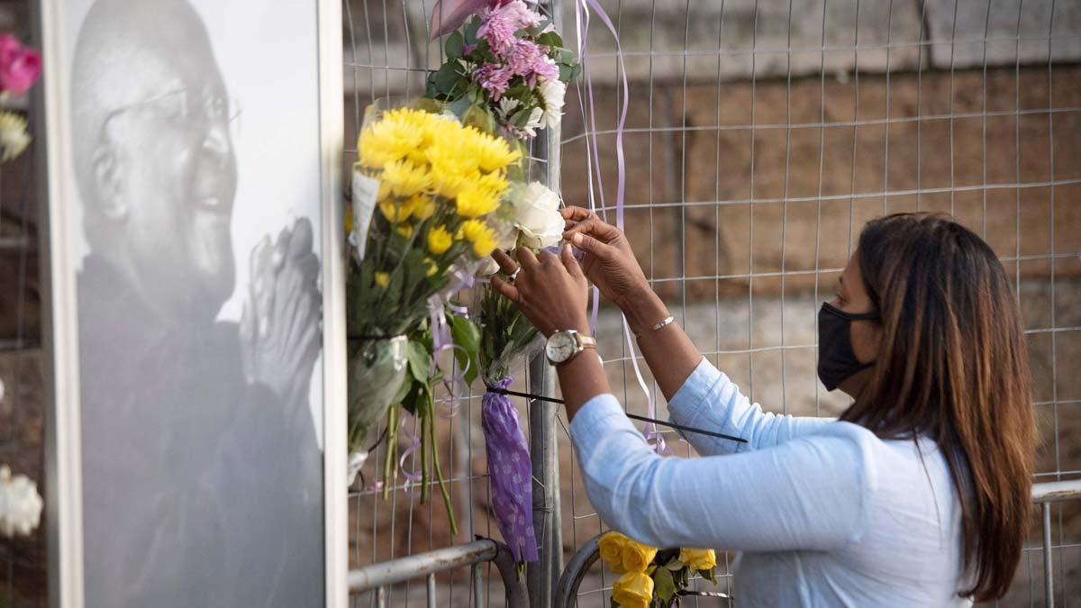 Flores para Desmond Tutu en el exterior de la catedral de St. Georges, en Ciudad del Cabo