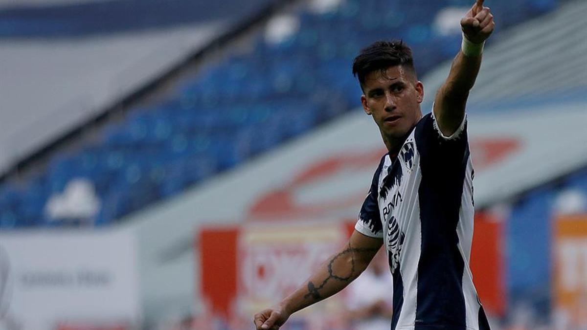 El jugador Maxi Meza de Rayados de Monterrey celebra un gol.