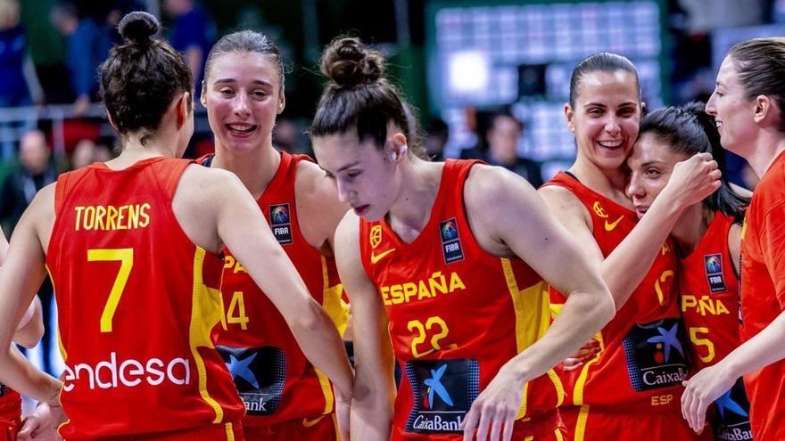 Las jugadoras españolas celebran su victoria de ayer.  // FEB