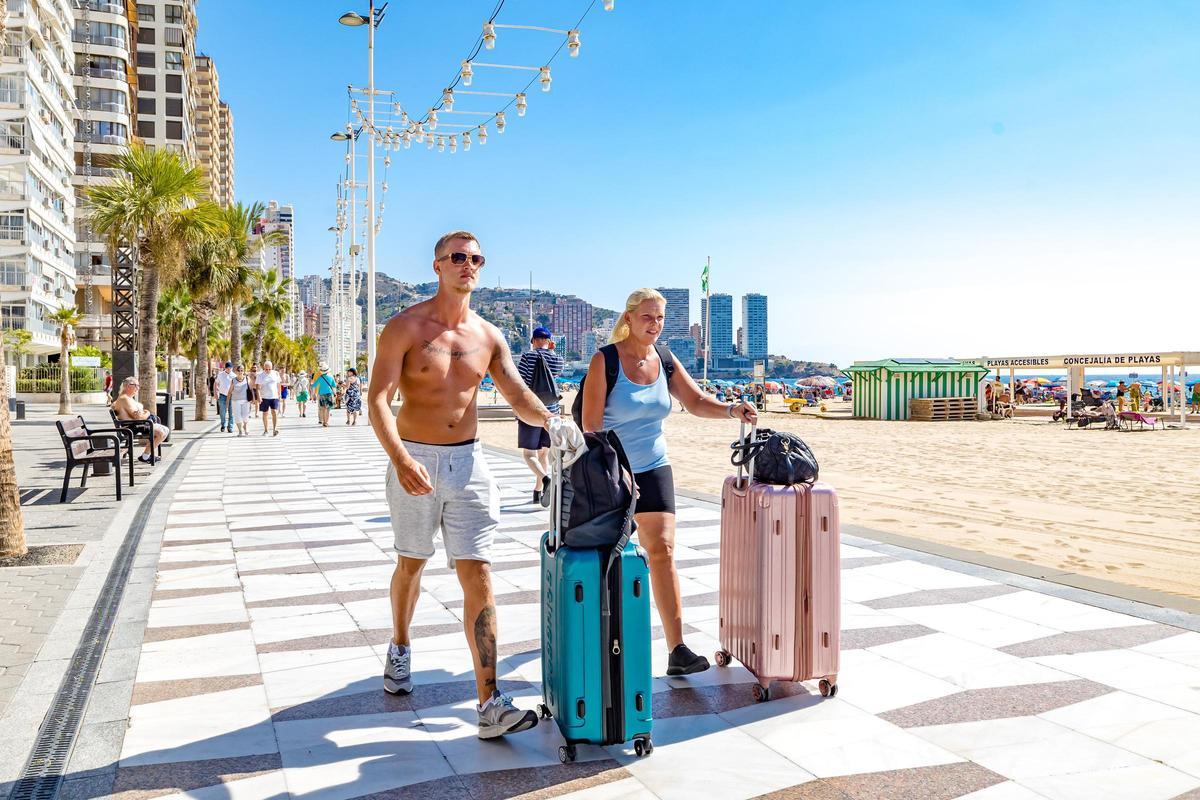 Turistas en el paseo de Benidorm.