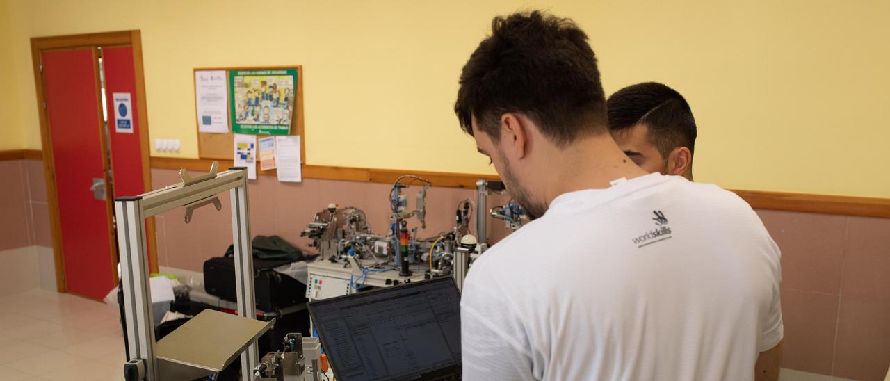 Jóvenes estudiantes de Mecatrónica en Zamora.