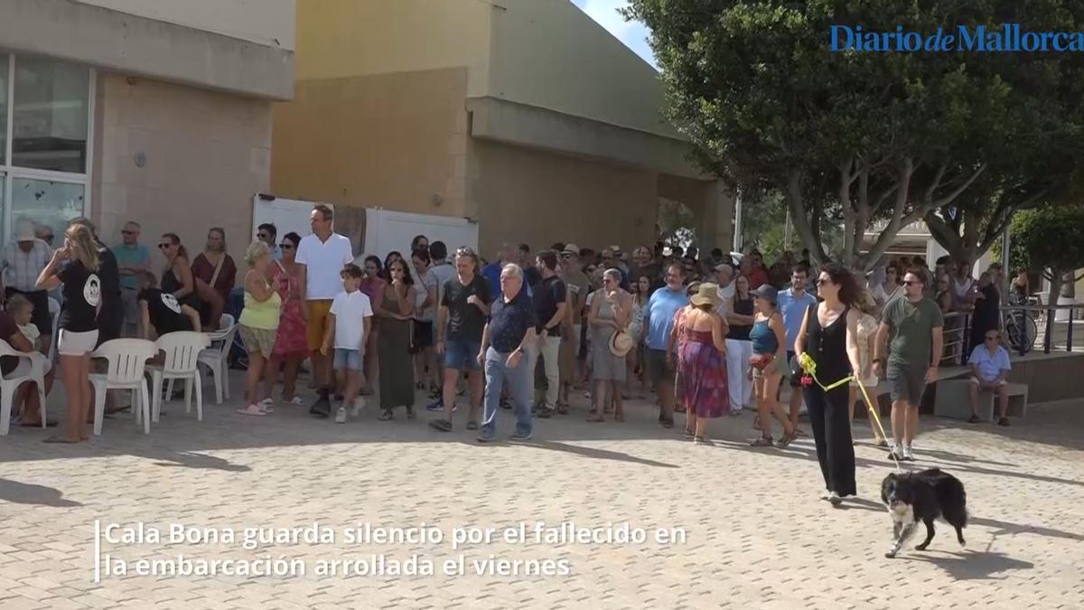 Minuto de silencio en memoria de Guillem Comamala en el muelle del puerto donde falleció