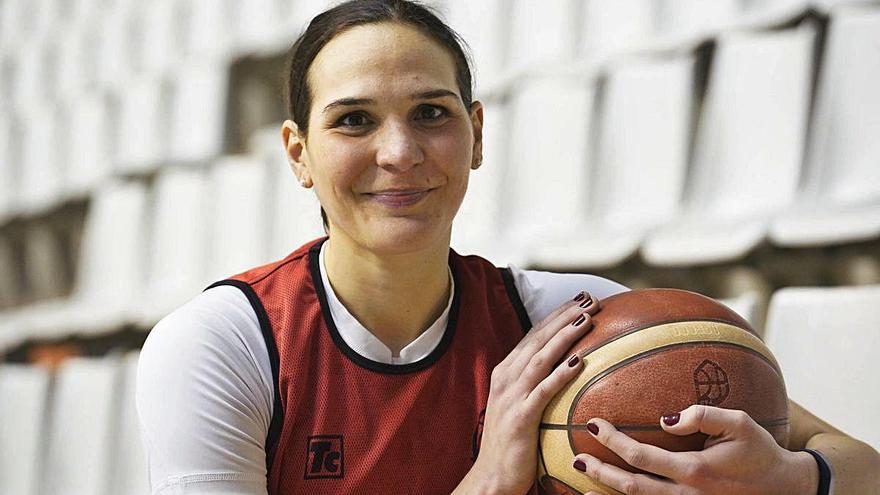 Sonja Vasic, somrient, a la grada del pavelló de Fontajau.