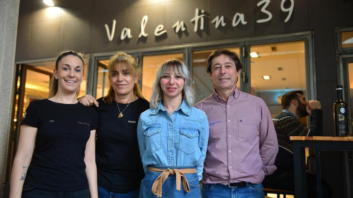 Manuel Solana, con su equipo de profesionales de Valentina 39, en Plasencia.