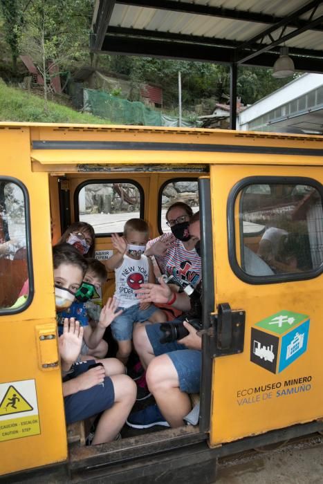 Los turistas visitan el tren ecomuseo minero valle de Samuño