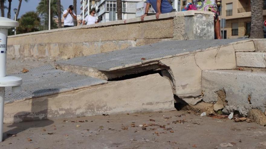 Santa Pola presenta innumerables desperfectos en las playas, como roturas de los accesos de hormigón que conducen a la arena.