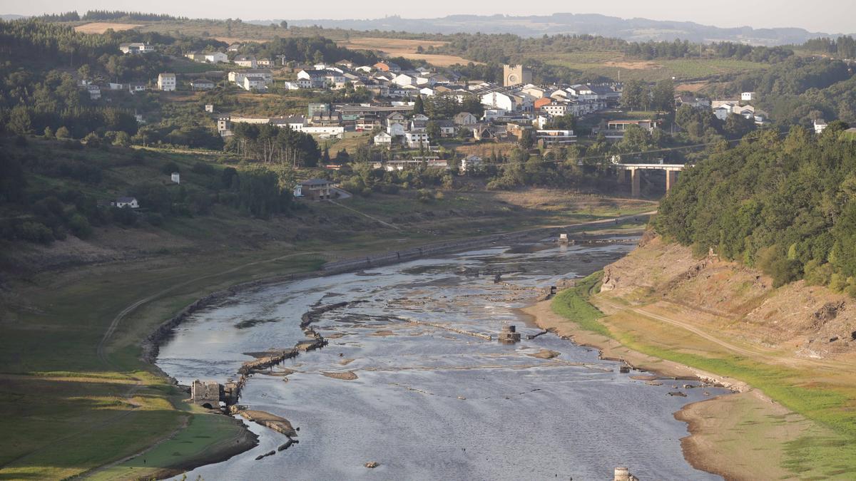 Debido a la falta de lluvias, ya se aprecian rocas en el lecho del río en Escairón, provincia de Lugo 