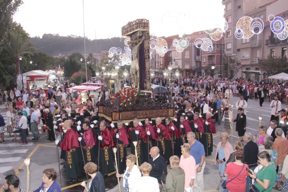 La procesión del Cristo y los fuegos llenan las calles de Cangas. // S. Álvarez