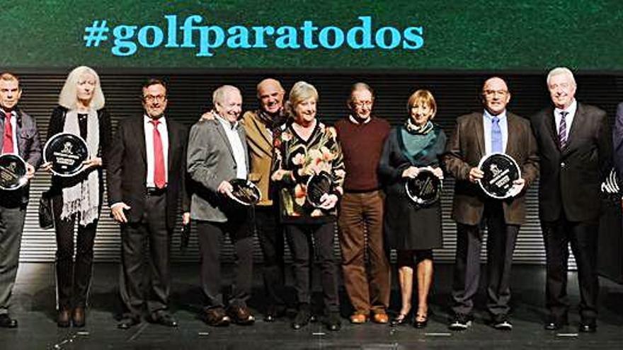 Fotos de familia de las personas premiadas en la Gala de la FederaciÃ³n Balear de Golf, disputada ayer en el Palacio de Congresos de Palma.