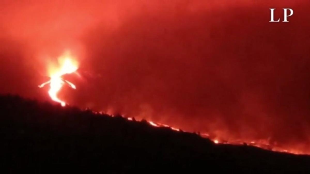 Un río de lava del volcán arrasa Callejón de La Gata y Todoque.