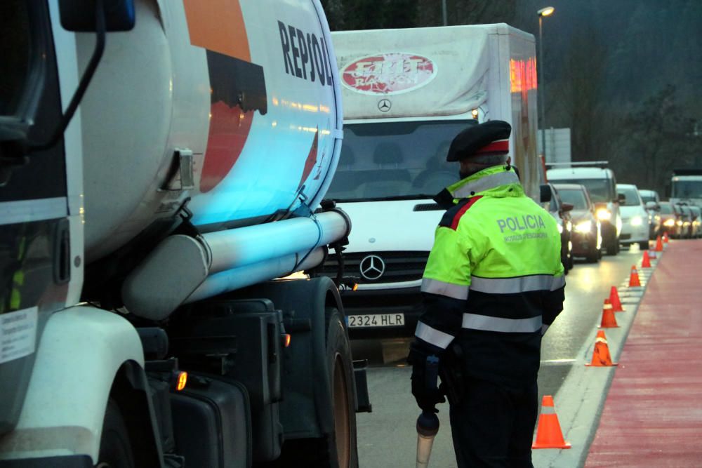 Cues de vehicles a Ripoll.