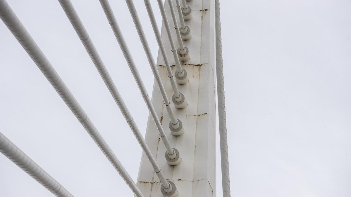 Puente de l'Assut de l'Or: el óxido y los desperfectos invaden el 'Jamonero' de Calatrava