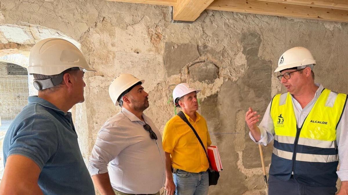 El alcalde de Puente Genil, Sergio Velasco, durante la visa a las obras del edificio de La Alianza.