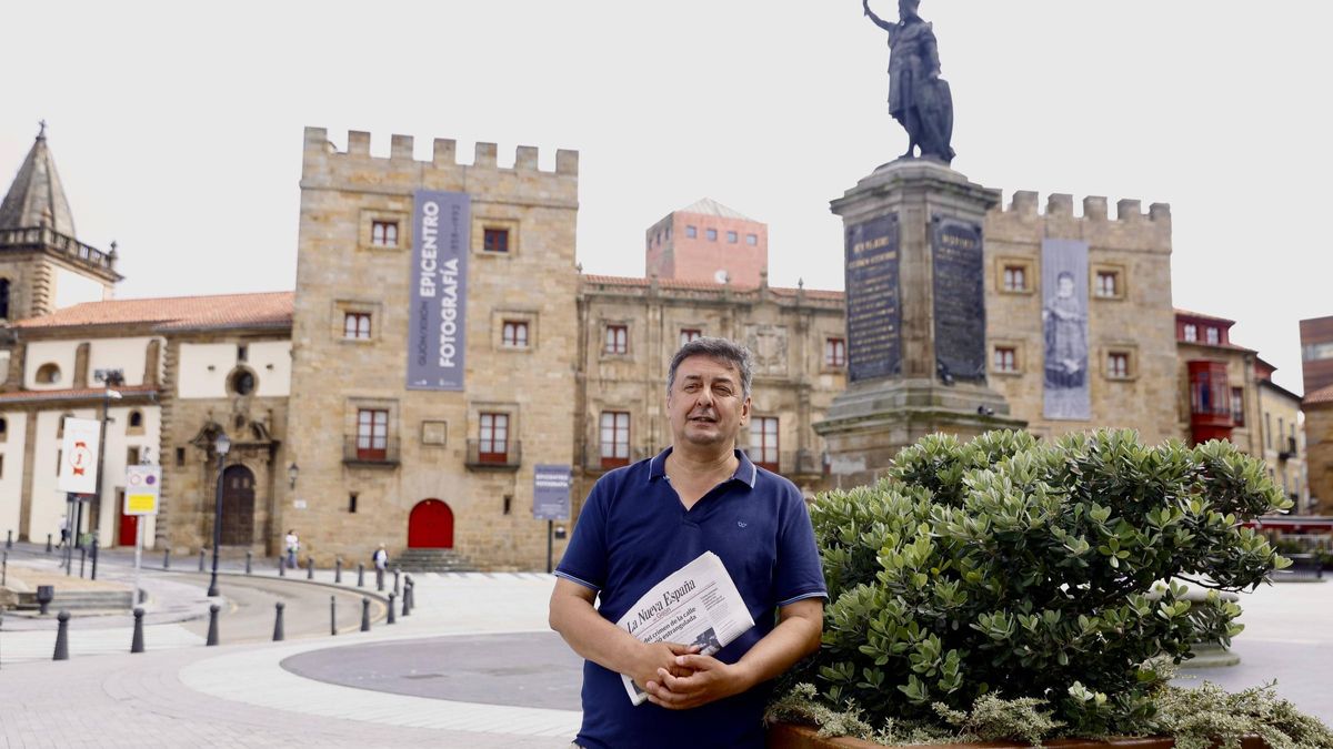 Frichu Yustas, ante la estatua de Pelayo.