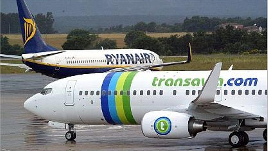 Ryanair i Transavia operant des de l&#039;aeroport de Vilobí d&#039;Onyar.