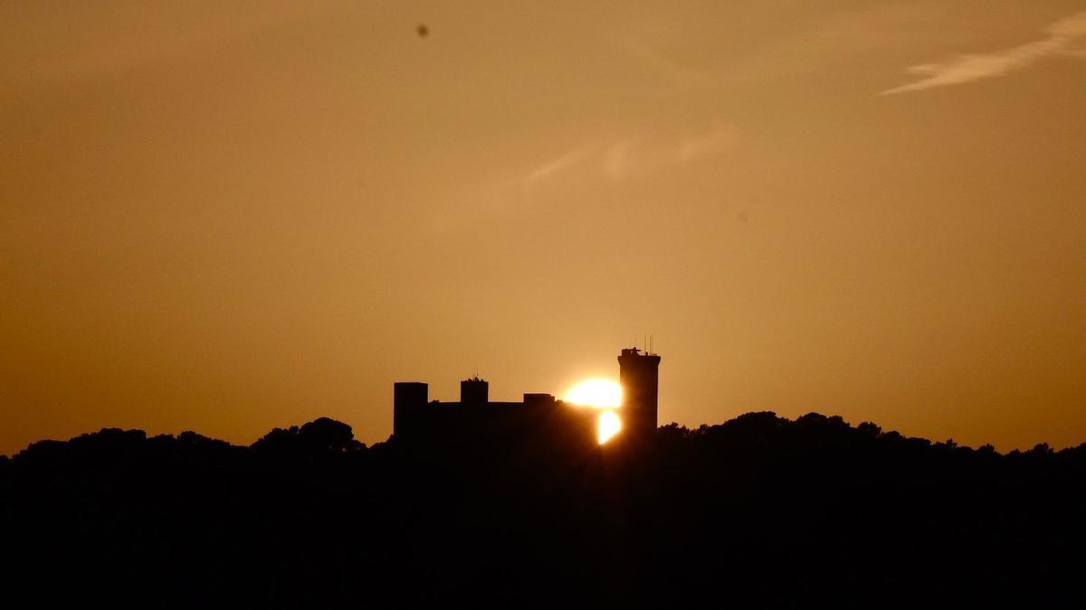 El sol se volverá a alinear hoy con el puente de la Torre de l'Homentge de Bellver