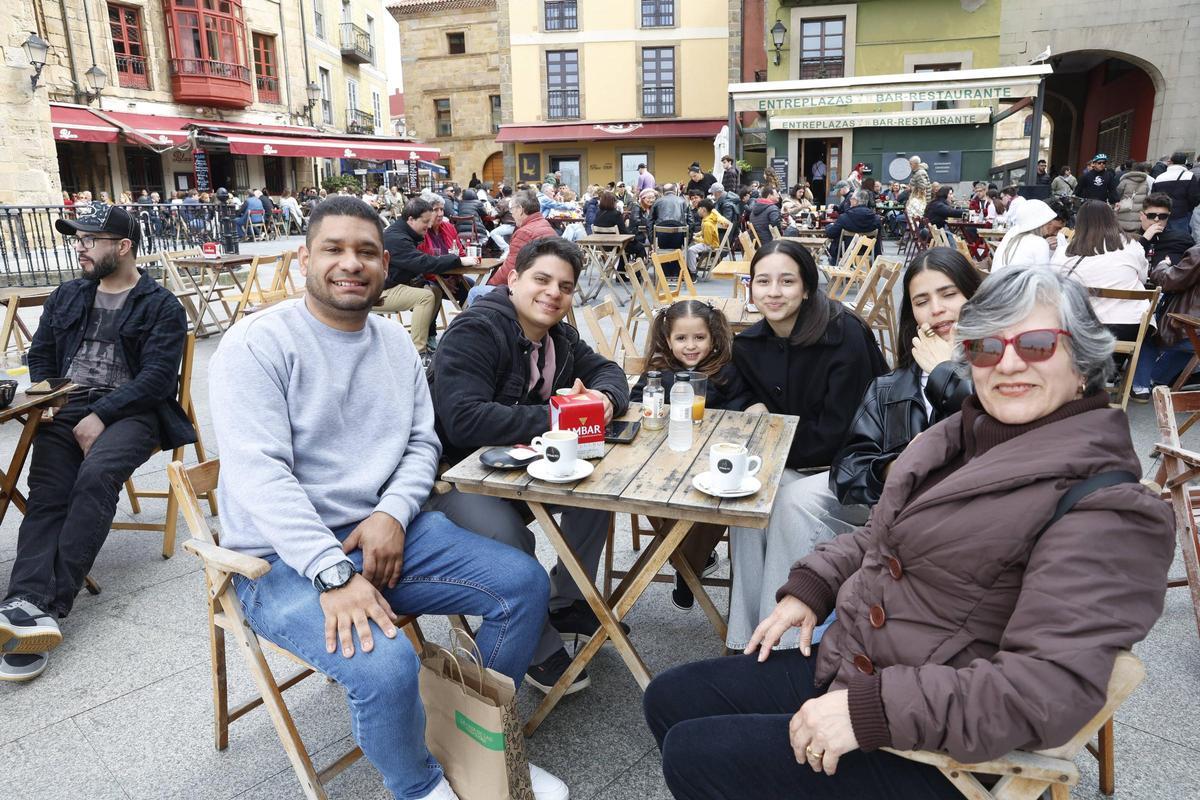 Semana Santa con "sabor a verano" en Gijón: en imágenes Semana Santa con "sabor a verano" en Gijón: en imágenes