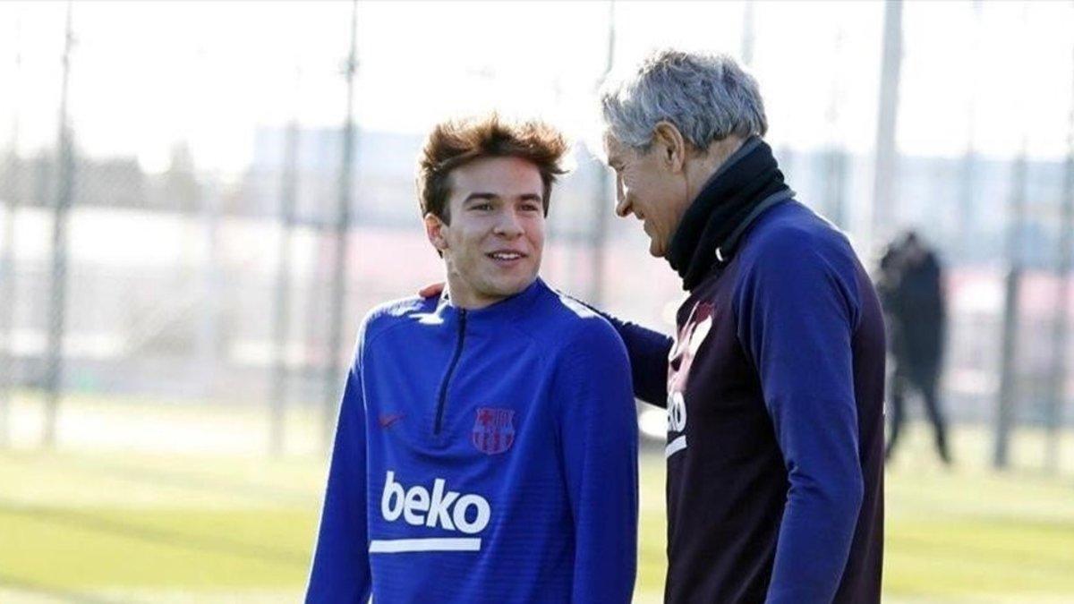 Riqui Puig y Quique Setién durante un entrenamiento del FC Barcelona