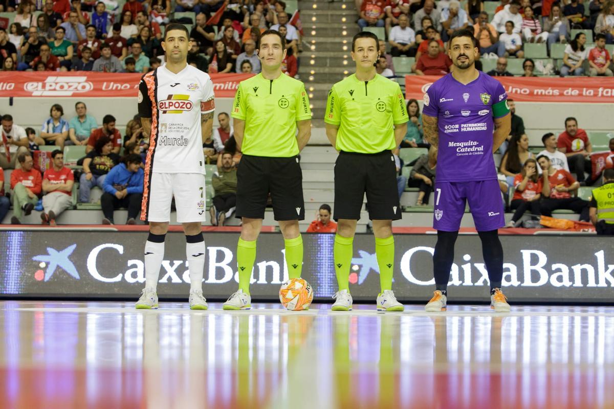 Jesús Rodríguez, con el brazalete de capitán, y Felipe Valerio, en los prolegómenos del partido.