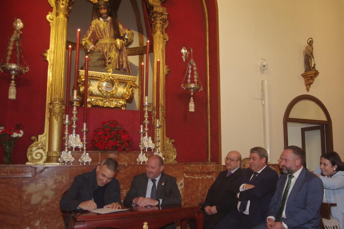 Firma del contrato para la realización de 'La Cruz del Mundo', sobre la que girará la celebración del L Aniversario de la bendición del Nazareno de los Pasos en el Monte Calvario, de la cofradía del Rocío