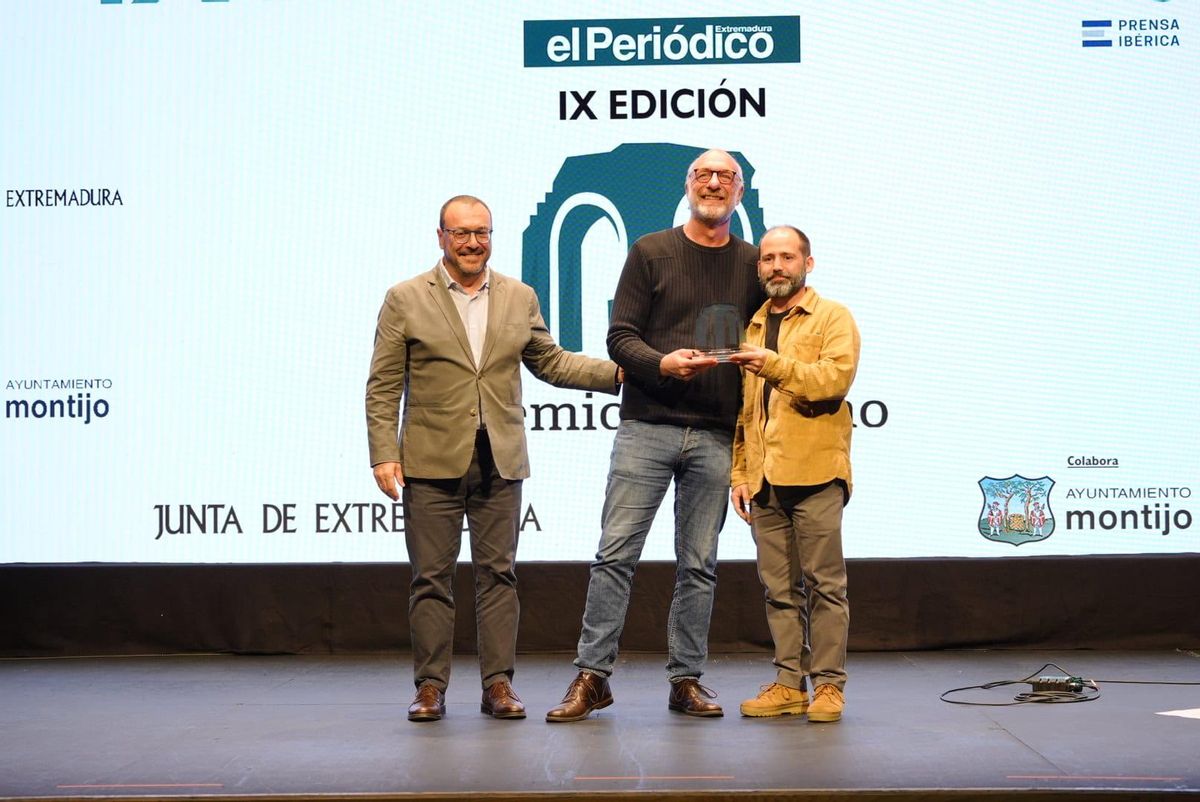 Ángel San Martín, Gedrente Comercial de Prensa Ibérica entrega el galardón a Nicolás Cahen y Daniel González, de Escuela del Cielo.