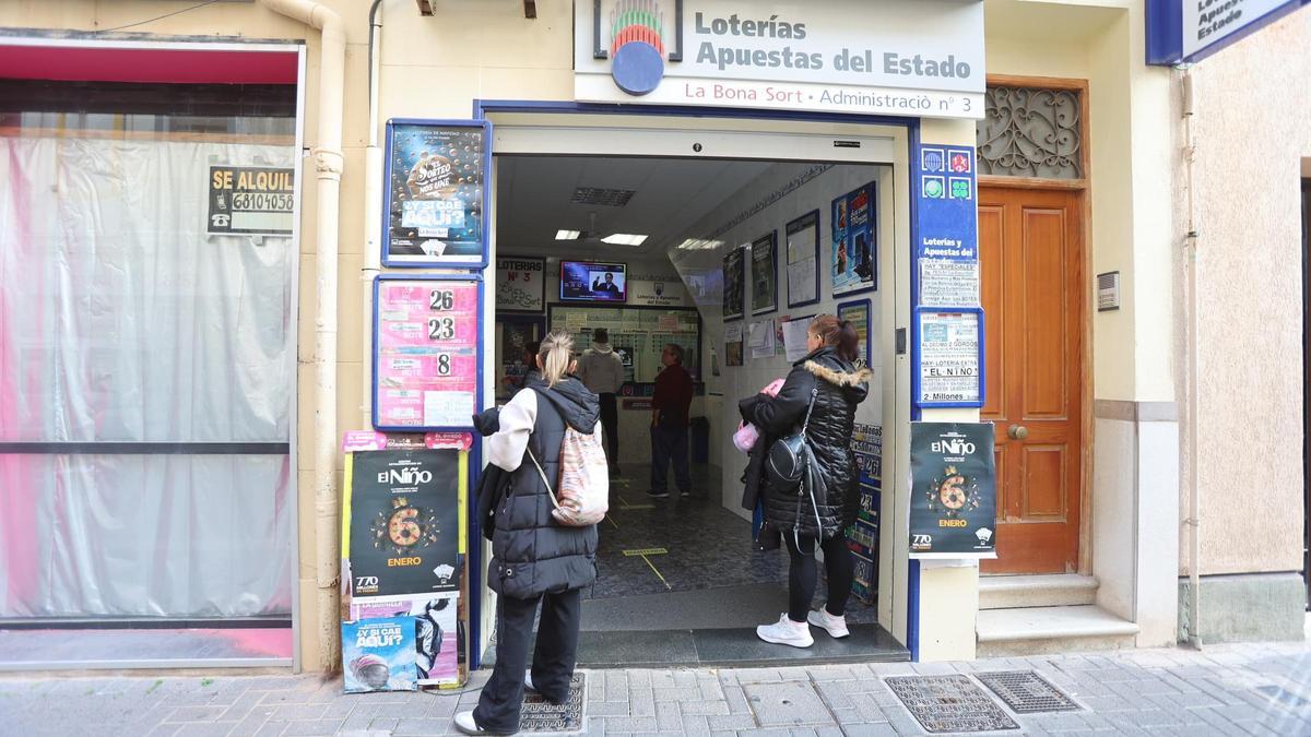 Varias personas, en la administración La Bona Sort.