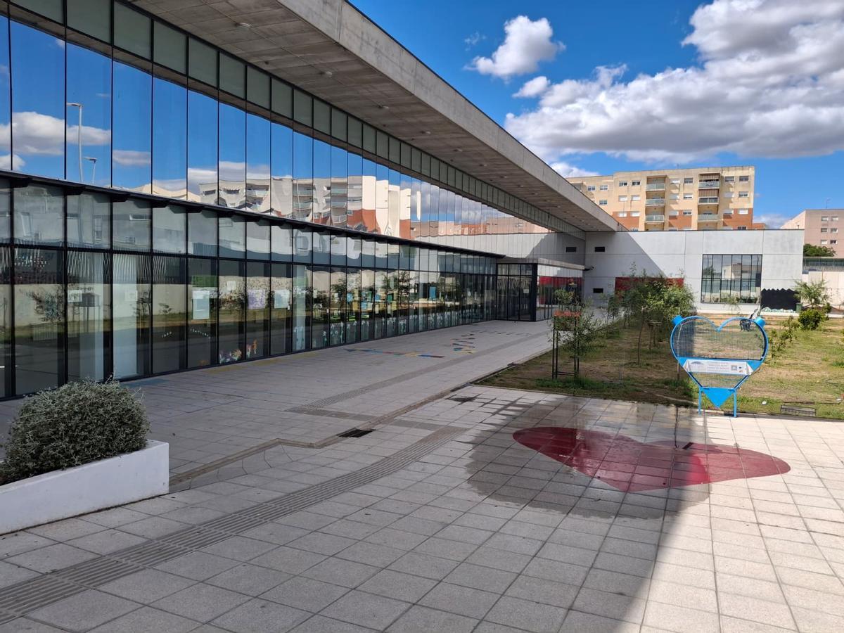 Una de las entradas del colegio de Cerro Gordo, en Badajoz.