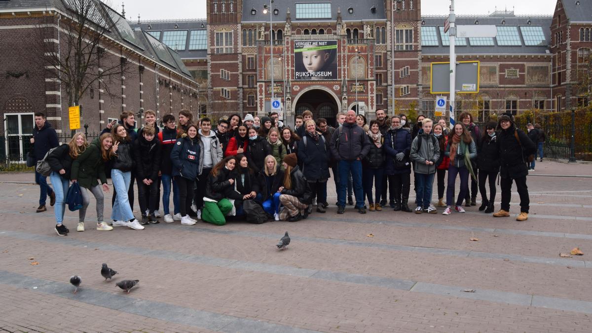 Los estudiantes zaragozanos y holandeses de visita en Ámsterdam, ante las puertas del Museo Nacional.