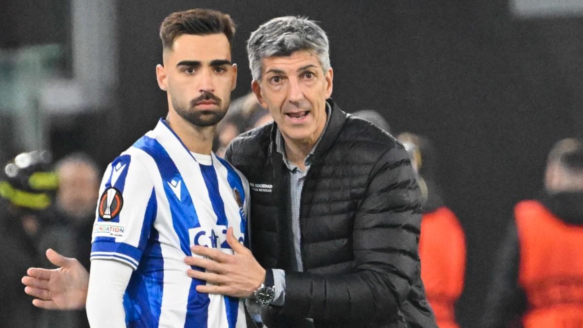 Imanol Alguacil, junto a Brais Méndez, durante el partido entre la Roma y la Real Sociedad