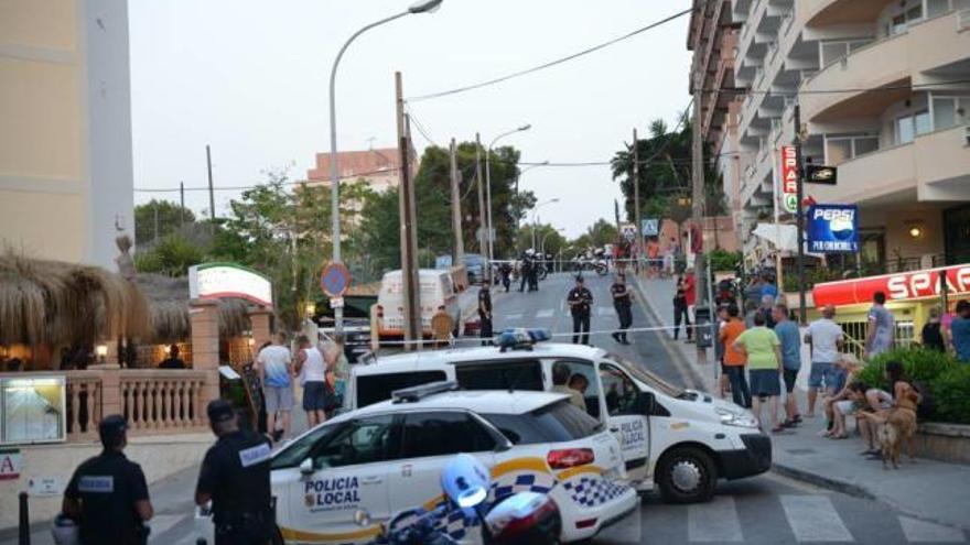 Die Polizei sperrte nach dem Unfall die Straße ab.