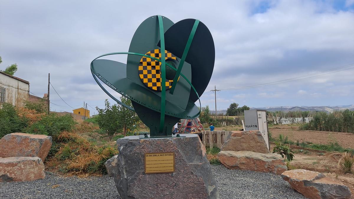 Esta es le estatua que la localidad le ha dedicado a su melón.