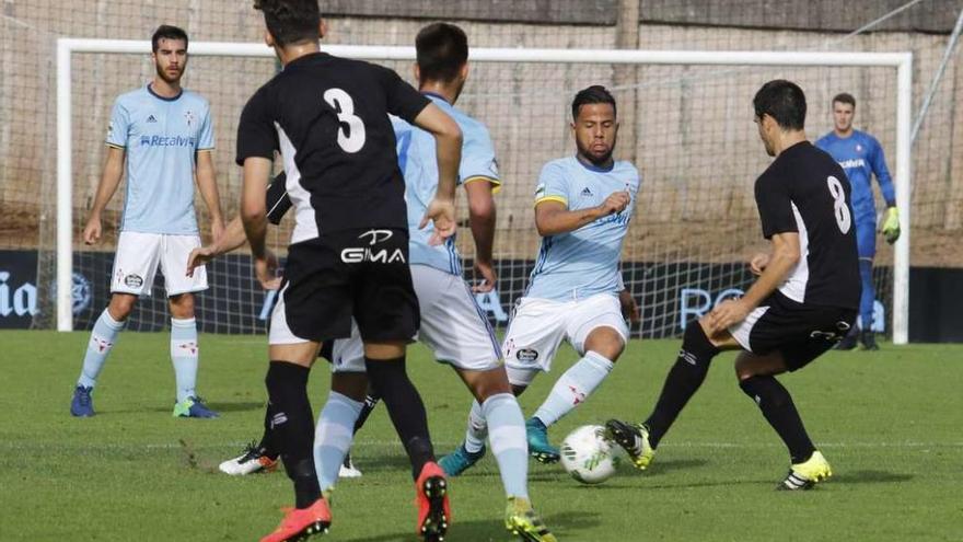 Gus Ledes, del Celta B, intenta recuperar el balón ante la presión de Íñigo Ros, del Tudelano. // Alba Villar