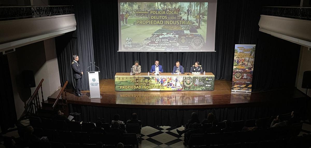 El edil de Seguridad, Toni Marín; el alcalde de Vila-real, José Benlloch; el vicepresidente de Andema, Salvador Orlando; y el comisario principal de la Policía Local, José Ramón Nieto, tomaron parte en la inauguración de la jornada.