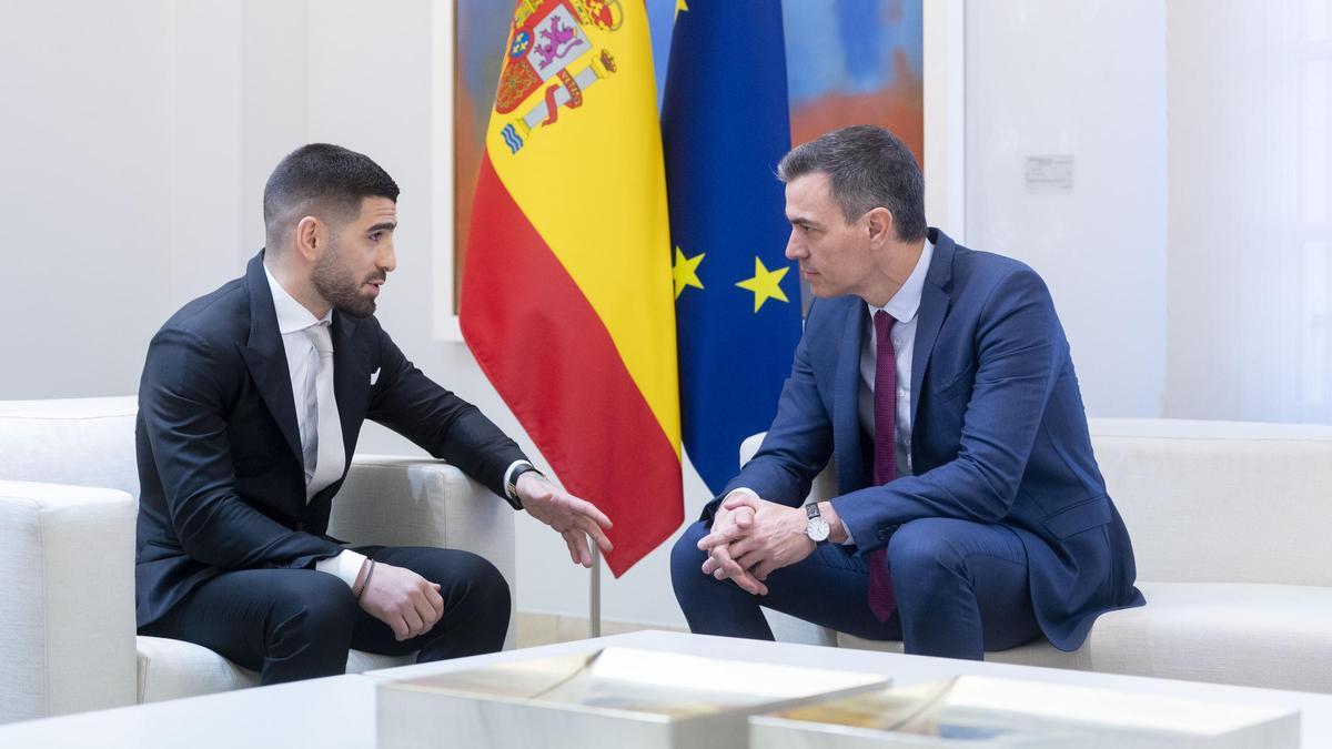 El luchador de artes marciales mixtas Ilia Topuria (i) y el presidente del Gobierno, Pedro Sánchez (d), durante una reunión tras proclamarse campeón mundial de la UFC en la categoría de peso pluma.