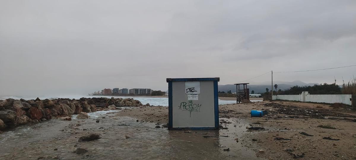 Cullera refuerza de nuevo sus defensas costeras tras más de 24 horas de fuerte temporal marítimo