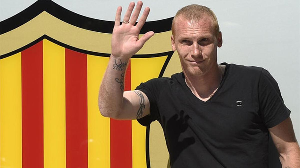 Mathieu posando frente al escudo de las oficinas del Barça